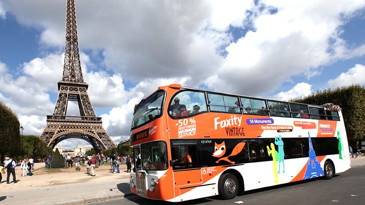 An orange bus giving sightseeing tour service in Nashville